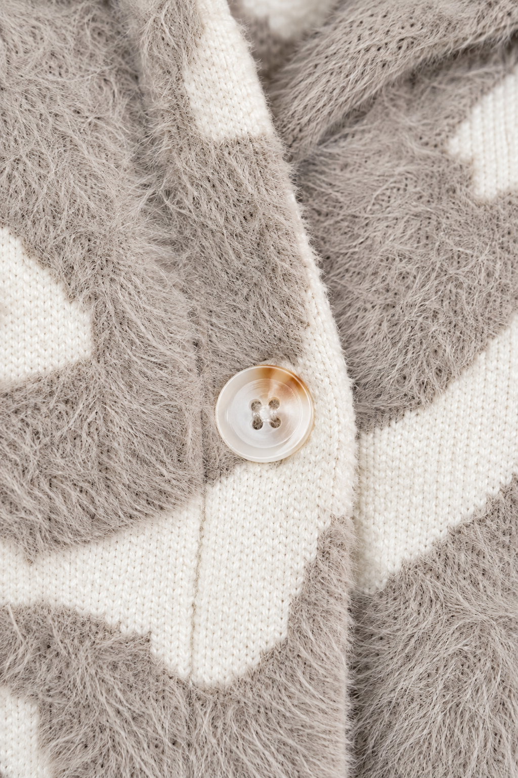 Pleun fluffy jacquard damesjasje met knoopdetail – HoldVast