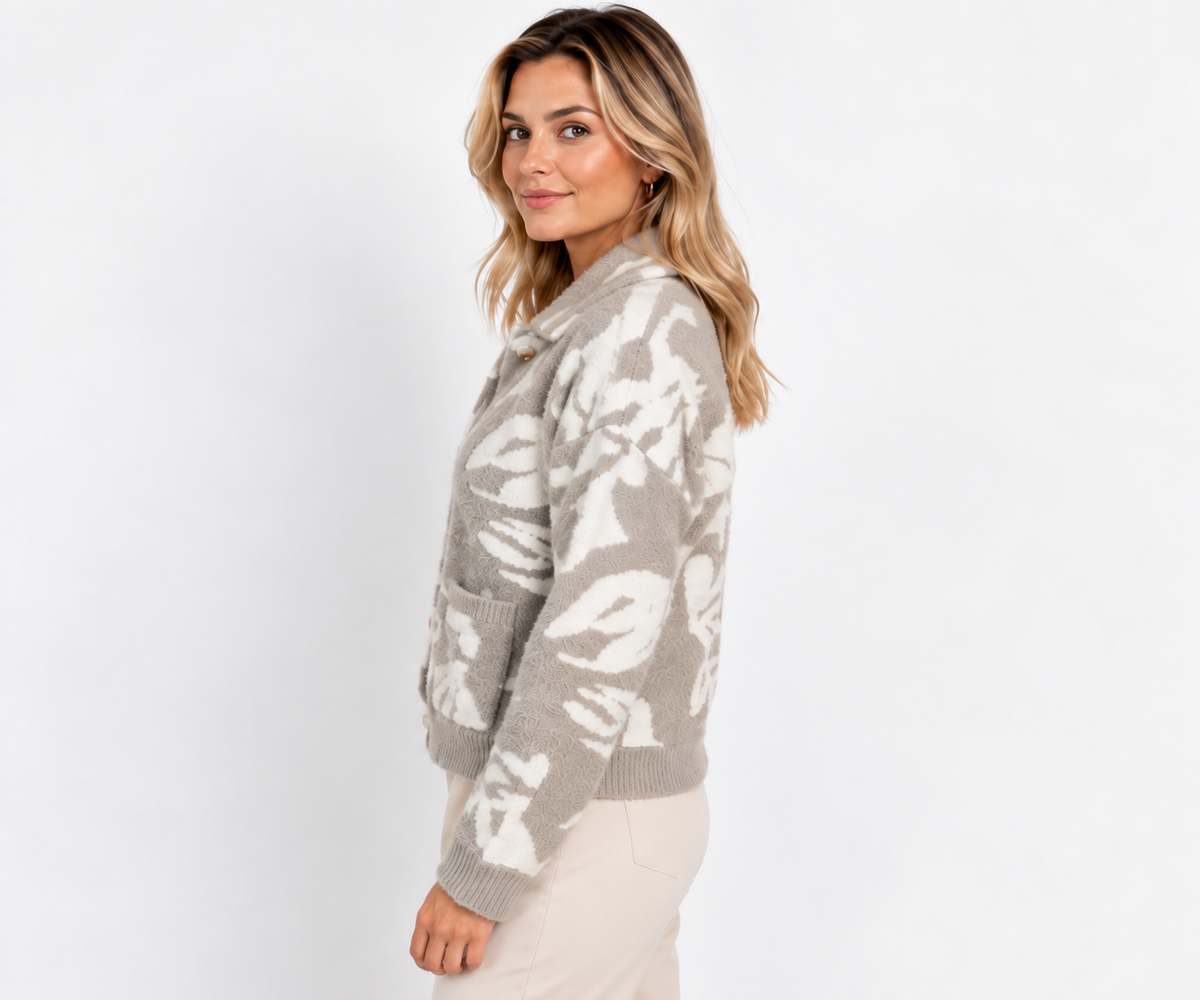 Pleun fluffy jacquard damesjasje – zijaanzicht
